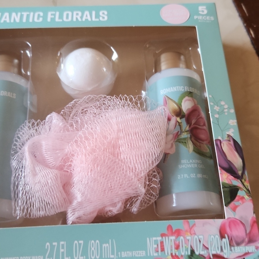 Bodycology Romantic Florals bath and body, lotion and soap set - Picture 5 of 5
